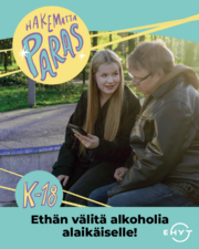 Nuori näyttää vanhemmalleen puhelinta. Teksti: Hakematta paras. Ethän välitä alkoholia alaikäiselle! K-18.